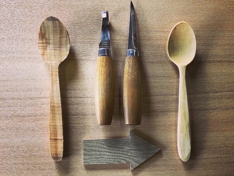 加工前の木材と加工後のスプーンの比較と、使用するナイフ2種類